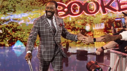 Booker T dice que esta estrella de la WWE NXT es la que se destaca en el que vigila