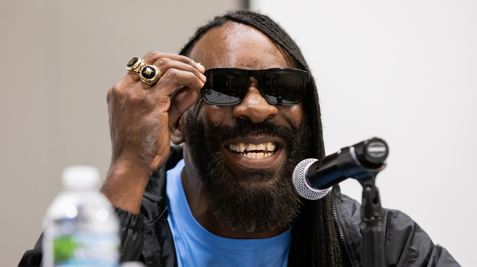 Booker T directa el cambio de personaje de R-Truth a Ron Killings en WWE Raw