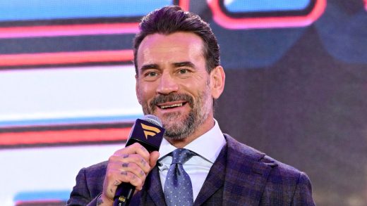 CM Punk se reúne con un bebé vestido como él un año después en WWE Summerslam Kickoff