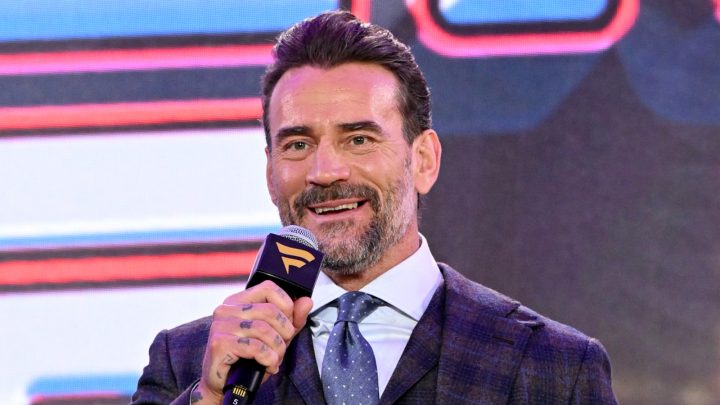 CM Punk se reúne con un bebé vestido como él un año después en WWE Summerslam Kickoff