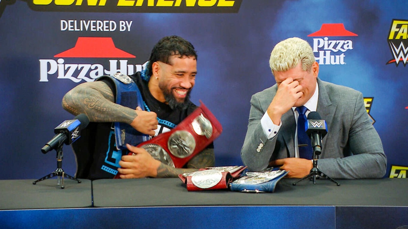 Cody Rhodes admite que él y Jey Uso estuvieron borrachos durante la Conferencia de prensa de WWE Fastlane 2023