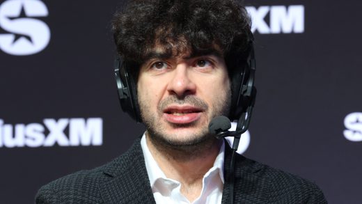 Dos nuevos conjuntos de títulos de equipo de etiqueta AEW se han sentado en el estante durante un año