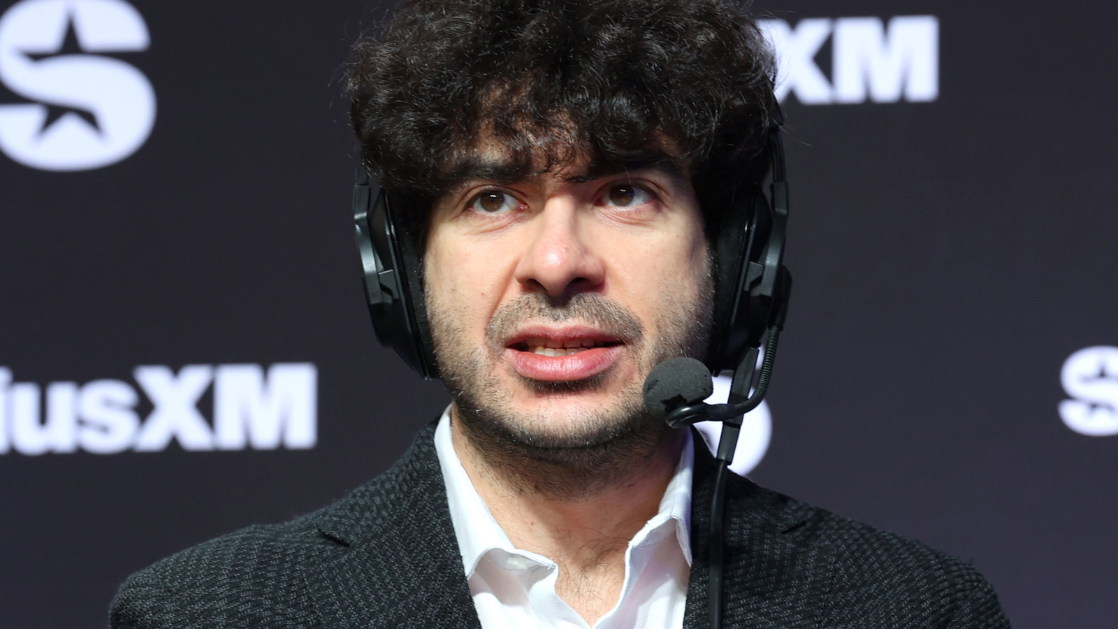 Dos nuevos conjuntos de títulos de equipo de etiqueta AEW se han sentado en el estante durante un año