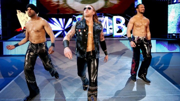 Drew McIntyre de WWE se reúne con cohortes de 3 MB en el atuendo tradicional del Medio Oriente
