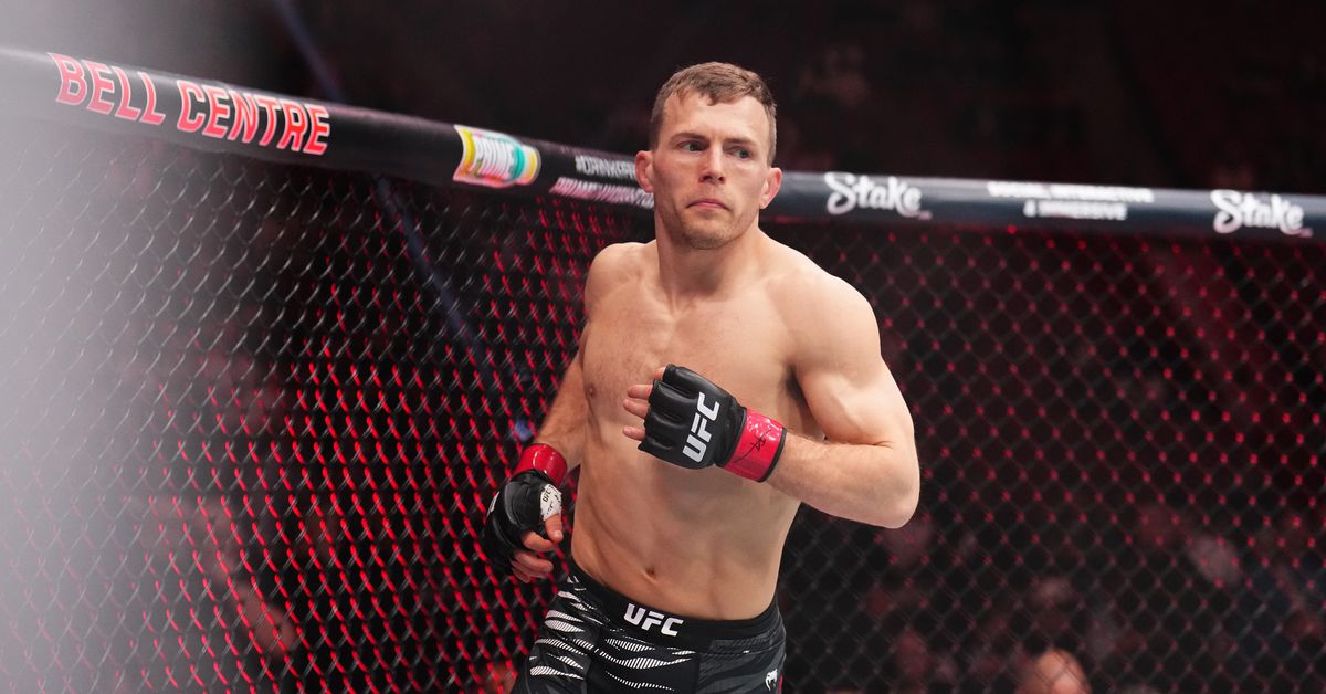 El dos veces campeón de luchador Ultimate Brad Katona retirado de la lista de UFC