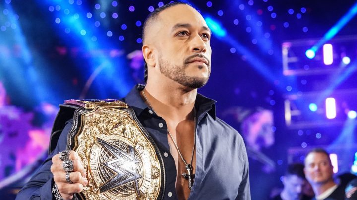El sacerdote Damian de la WWE se vistió como un héroe de DC durante el vuelo y no todos estaban felices