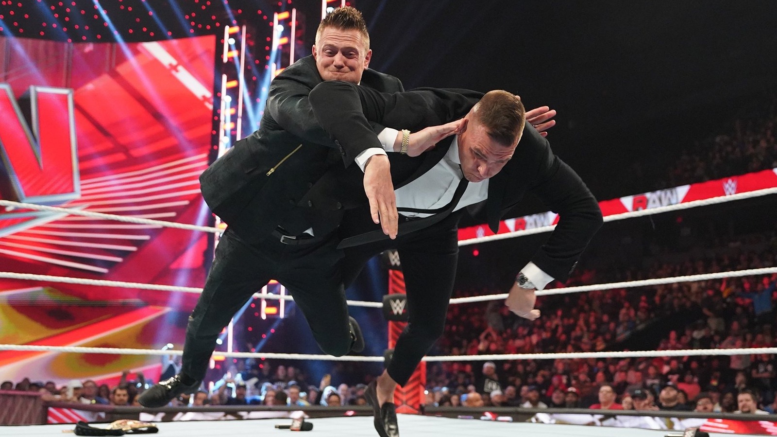 IWC tiene preguntas, ya que las estrellas de la WWE aparentemente limpian los plazos sociales