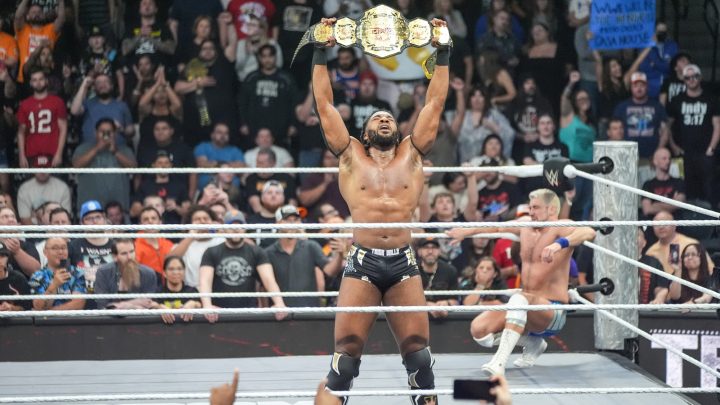 Joe Hendry ataca a Trick Williams después de una exitosa defensa del título mundial de TNA en WWE NXT