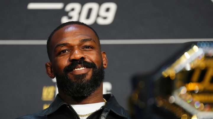 Jon Jones explica el juego de espera antes de la jubilación de UFC, Rips 'Trolls'