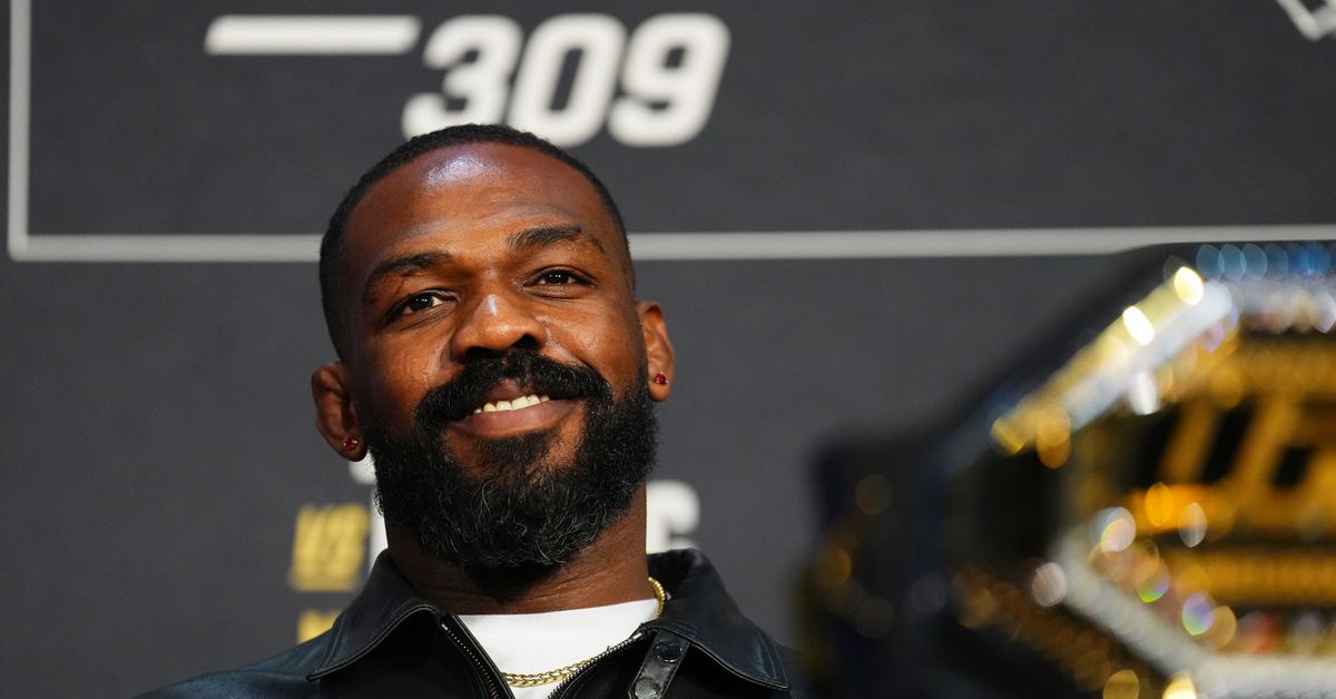 Jon Jones explica el juego de espera antes de la jubilación de UFC, Rips 'Trolls'