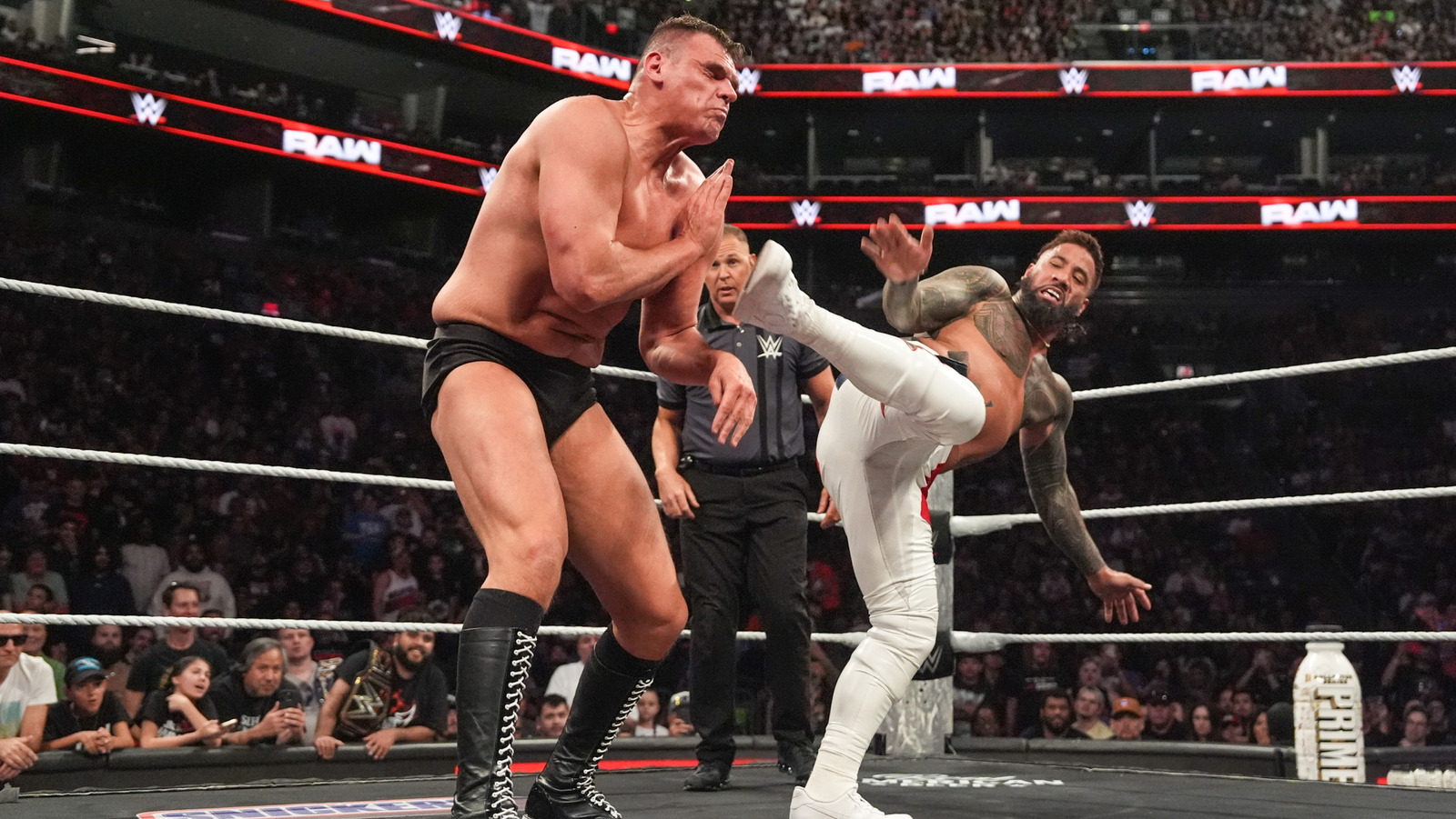La emocional Jey Uso reacciona a la pérdida de título mundial de peso pesado de la WWE después de que Raw sale del aire