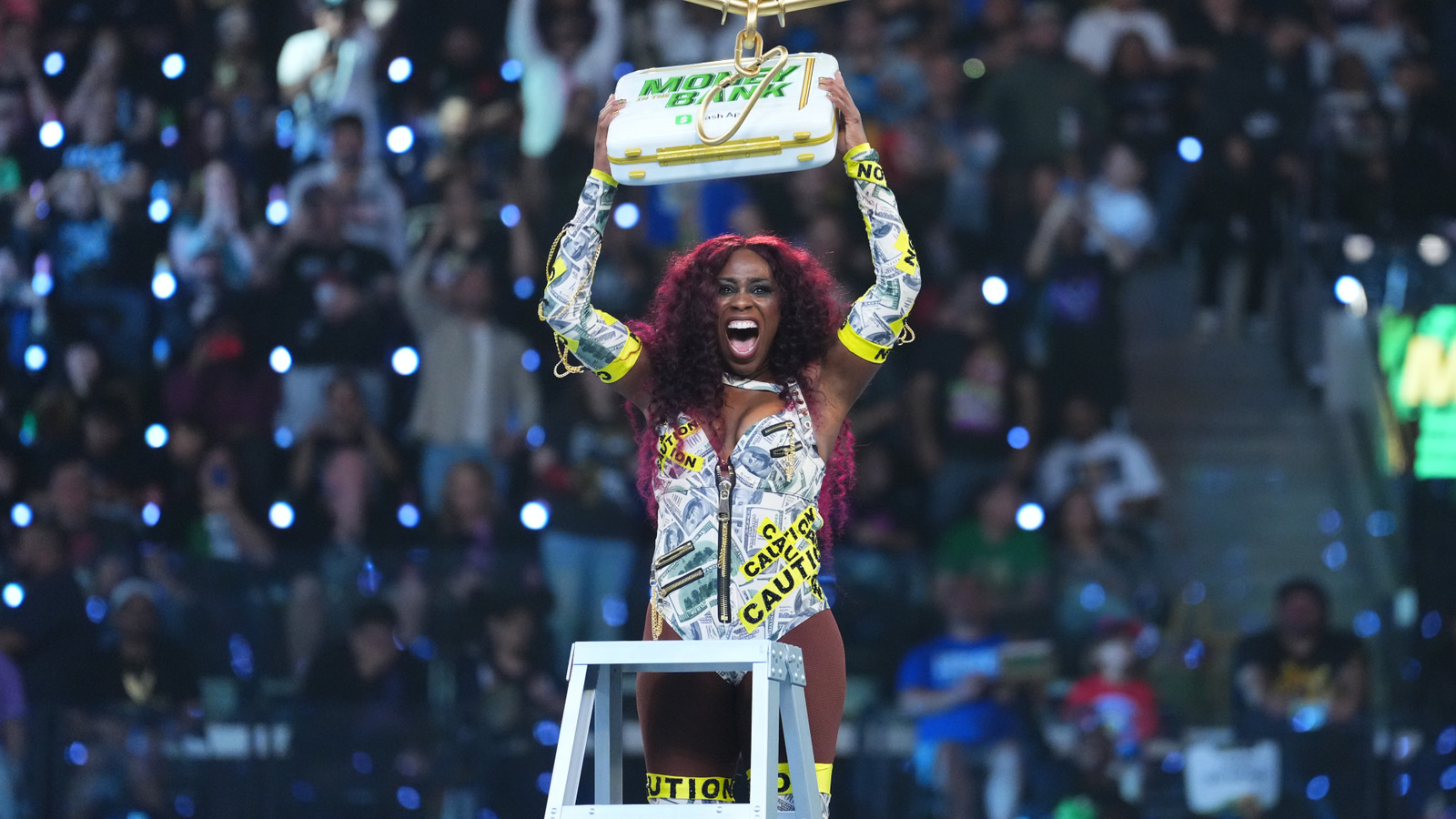 La estrella de la WWE, Naomi, se abre para ganar dinero en el maletín del banco