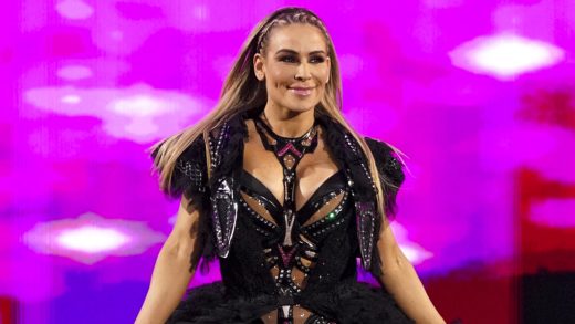 La estrella de la WWE Natalya reacciona al ser la primera mujer en recibir el premio Lou Thesz