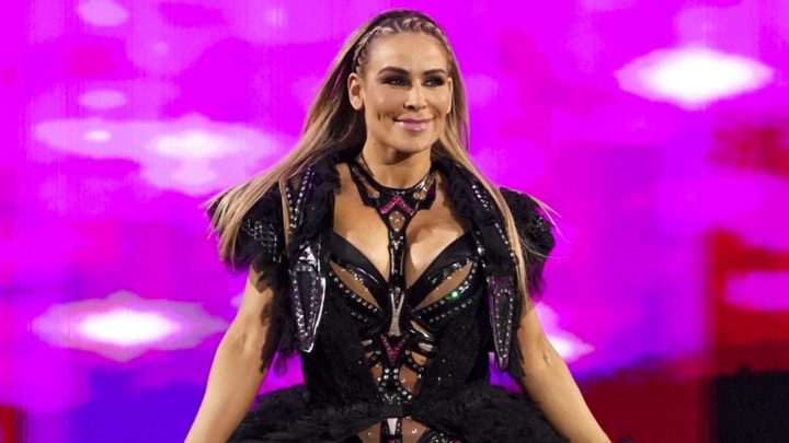 La estrella de la WWE Natalya reacciona al ser la primera mujer en recibir el premio Lou Thesz