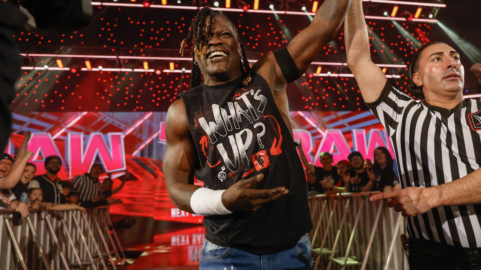 La reciente camiseta de la WWE de R-Truth plantea preguntas después de que no se renovara el contrato