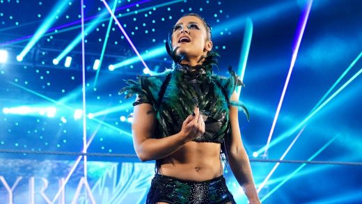Lyra Valkyria ataca a Becky Lynch en WWE Raw Women's IC Match, causando DQ