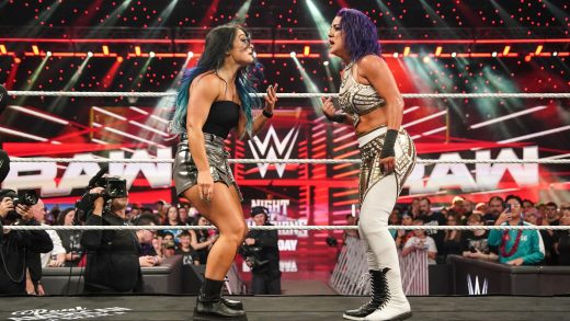 Lyra Valkyria y Bayley Brawl alrededor del anillo después de que el partido del contendiente de WWE Raw termina en sorteo