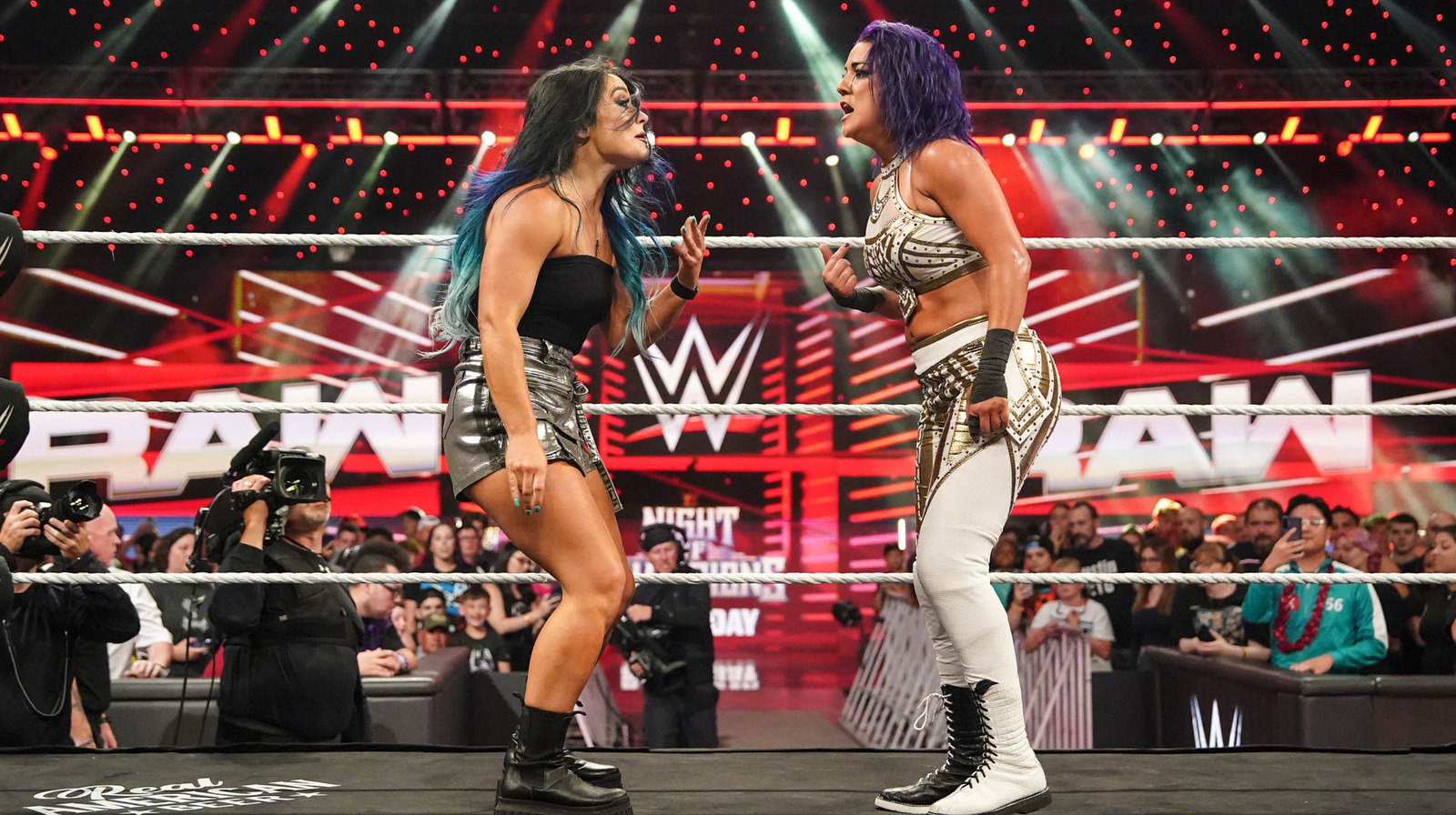 Lyra Valkyria y Bayley Brawl alrededor del anillo después de que el partido del contendiente de WWE Raw termina en sorteo
