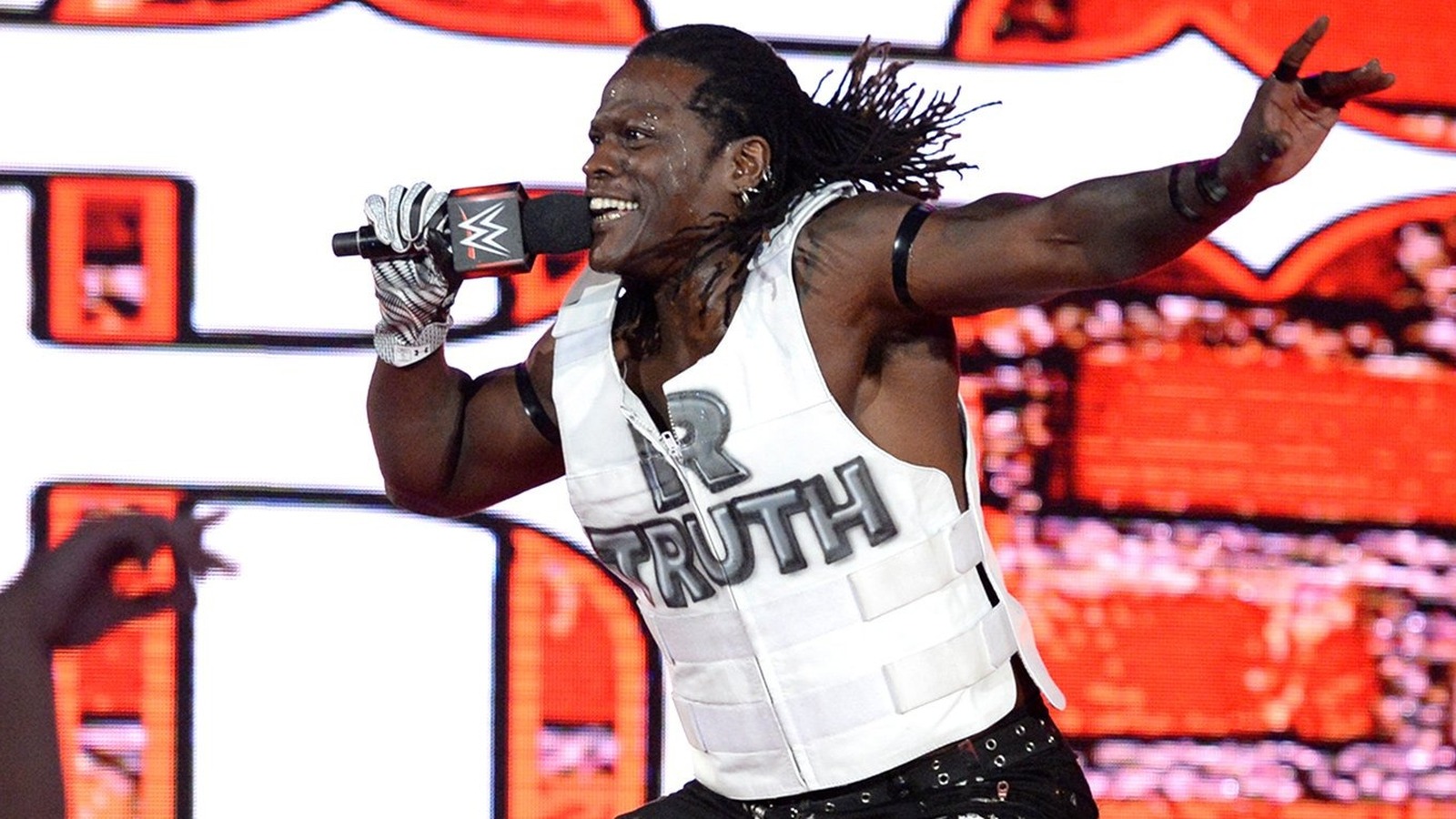 Matt Hardy explica el éxito a largo plazo de la estrella de la WWE R-Truth, también conocida como Ron Killings