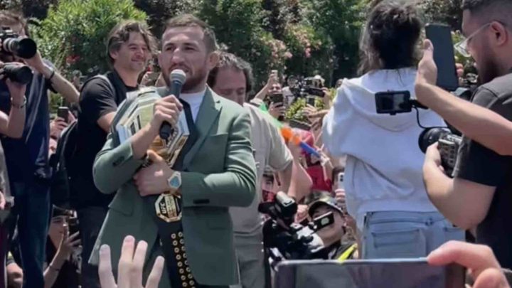 Mira el campeón de UFC Merab Dvalishvili es acosado por miles de fanáticos después de regresar a casa a Georgia