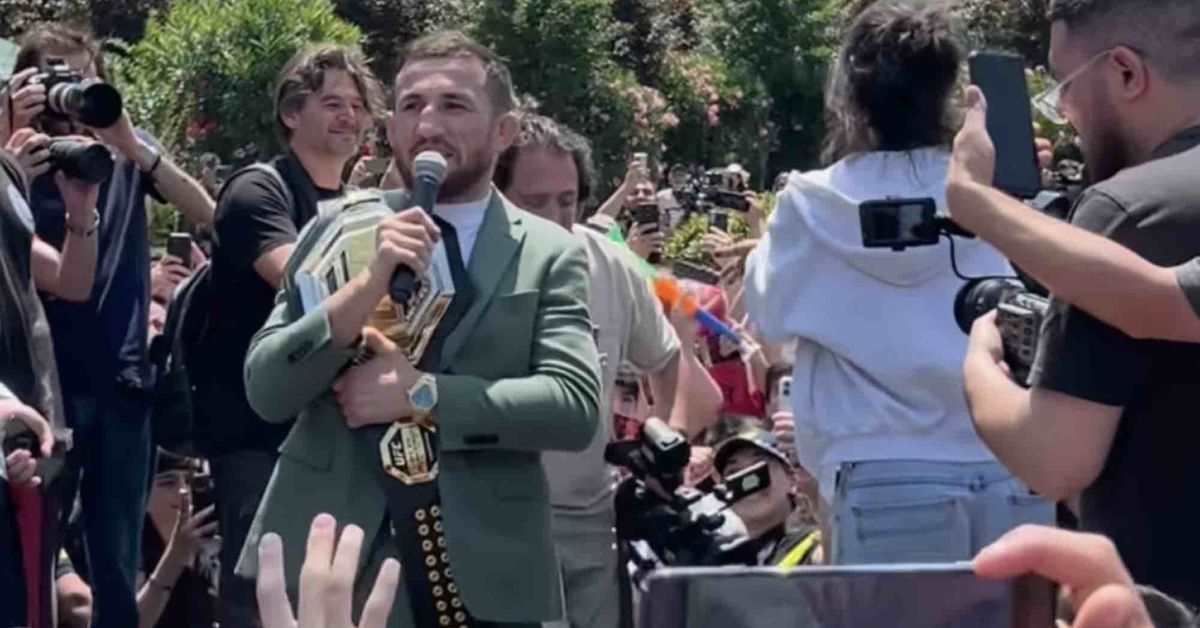 Mira el campeón de UFC Merab Dvalishvili es acosado por miles de fanáticos después de regresar a casa a Georgia