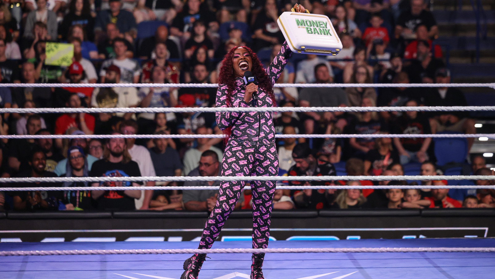 Naomi dice que está mirando a este campeón de la WWE para el efectivo de MITB
