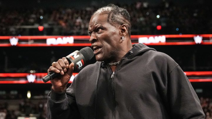 Nic Nemeth comparte comida para llevar de WWE re-firmando a Ron Killings, también conocido como R-Truth