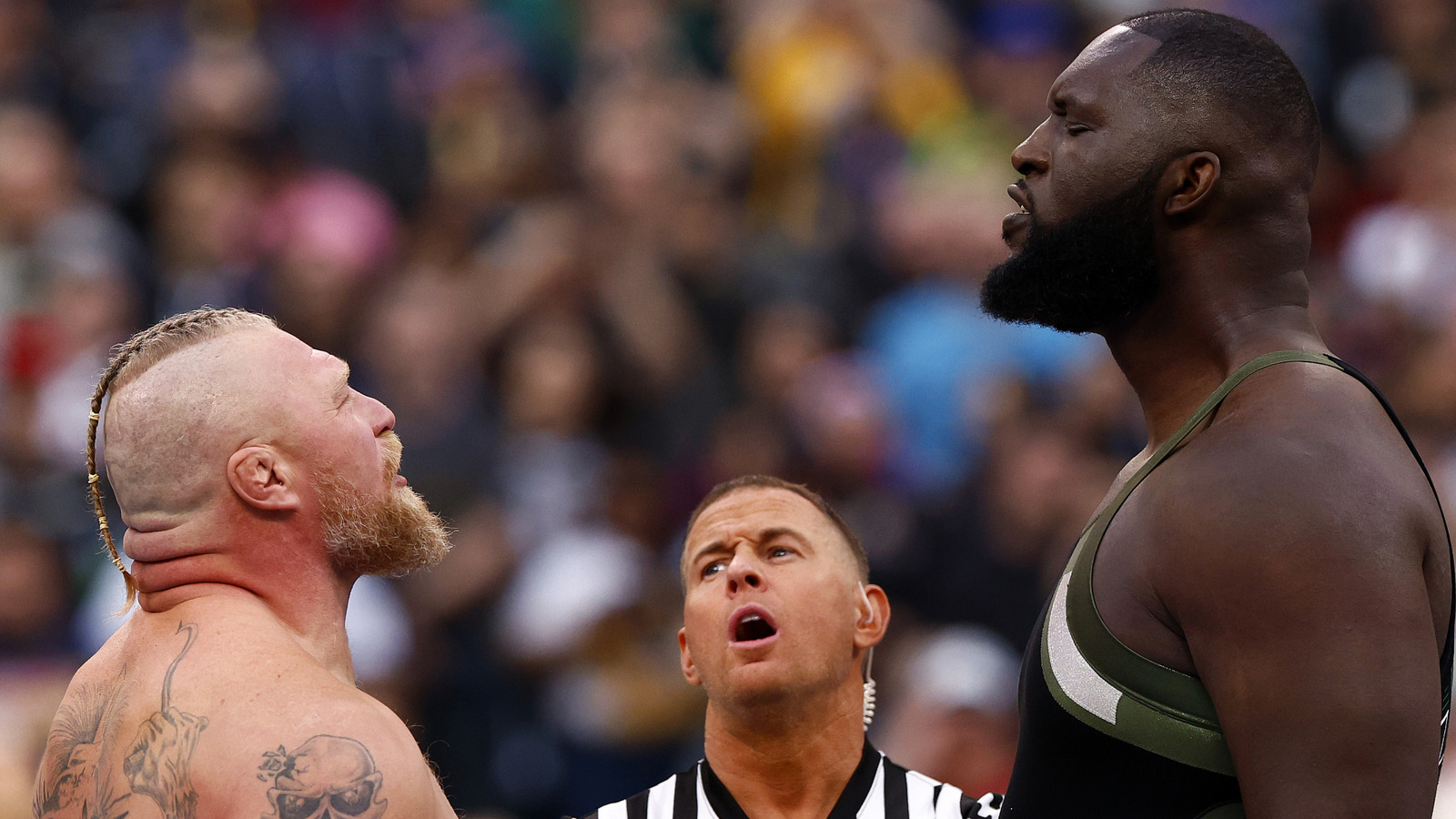OMOS mira hacia atrás en el partido WWE WrestleMania 39 contra Brock Lesnar
