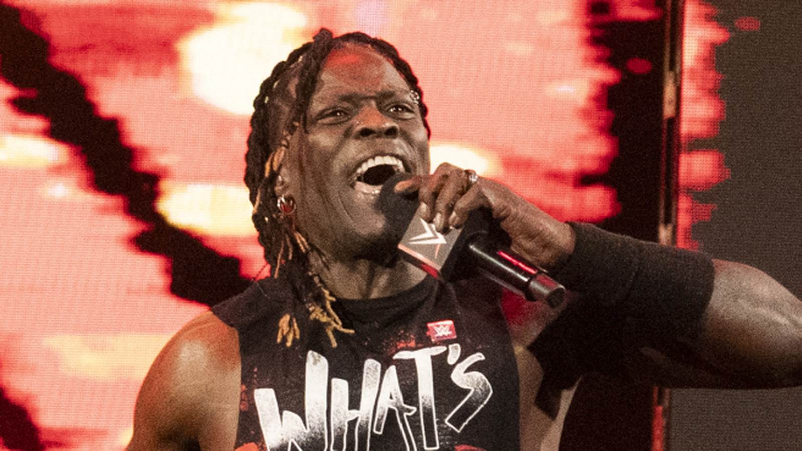 R-Truth se corta el cabello, presenta el universo de la WWE a Ron Killings en Raw Return Promocion