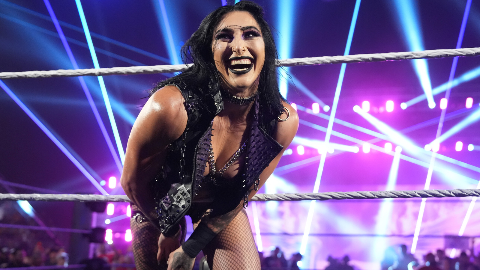 Resultados de WWE Smackdown 6/6 - Seis Woman Tag Team Match, Cody Rhodes, Jey Uso, John Cena y Logan Paul aparecen todos