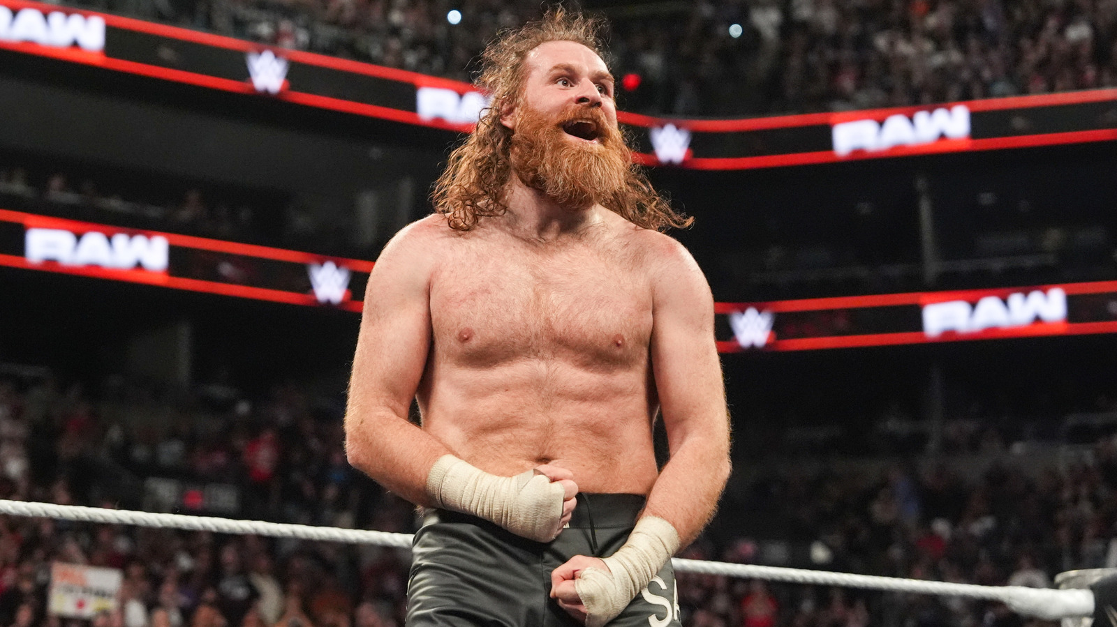 Sami Zayn de WWE grita al candidato a la alcaldía Zohran Mamdani a su llegada a Nueva York