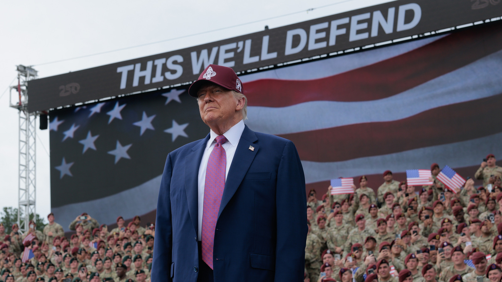 Según los informes, las principales estrellas de la WWE asisten a Donald Trump Rally, cantan 'Feliz cumpleaños' al ejército