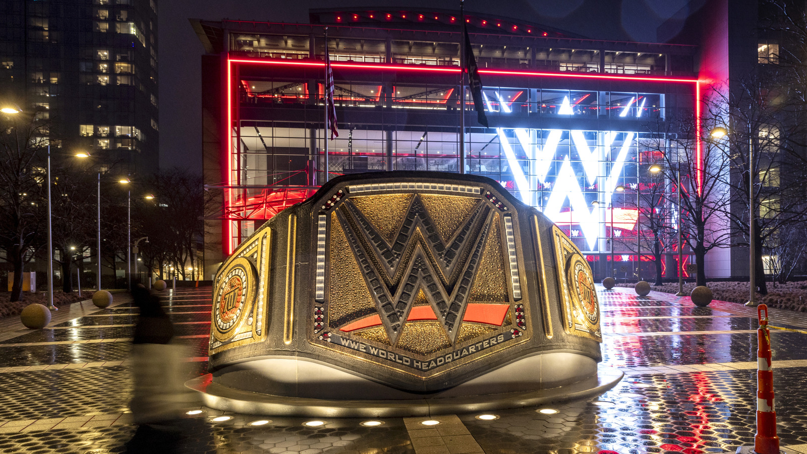 Según los informes, los empleados de la Producción de la Noche de Campeones de la WWE no pueden volar fuera de Qatar