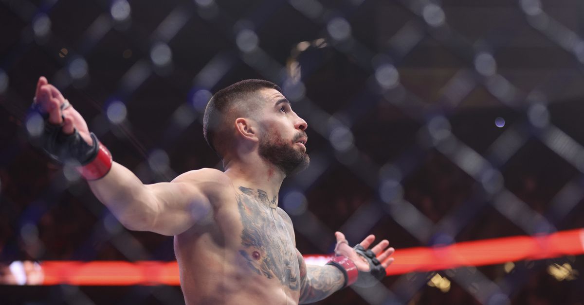'Está loco, es como nada que haya visto antes': Jon Anik reacciona a la victoria del segundo título de Ilia Topuria en UFC 317