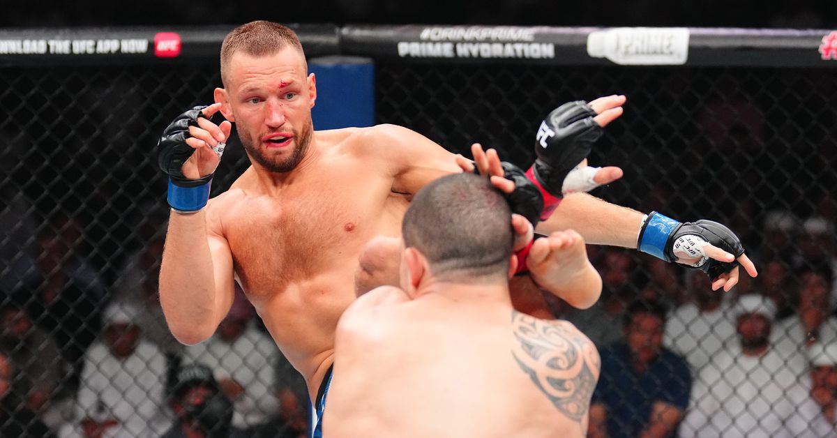 'La oportunidad por el título siguiente es delirante': los profesionales reaccionan a la victoria de Reinier de Ridder sobre Robert Whittaker en UFC Abu Dhabi