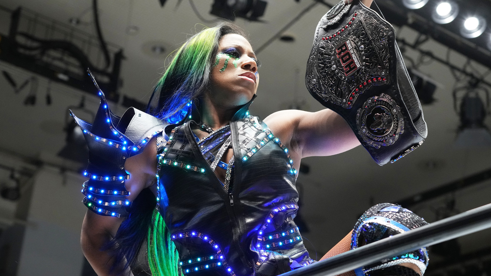 Athena gana el histórico 30 ° Defensa del Título Mundial de la Mujer ROH en un evento principal de colisión AEW