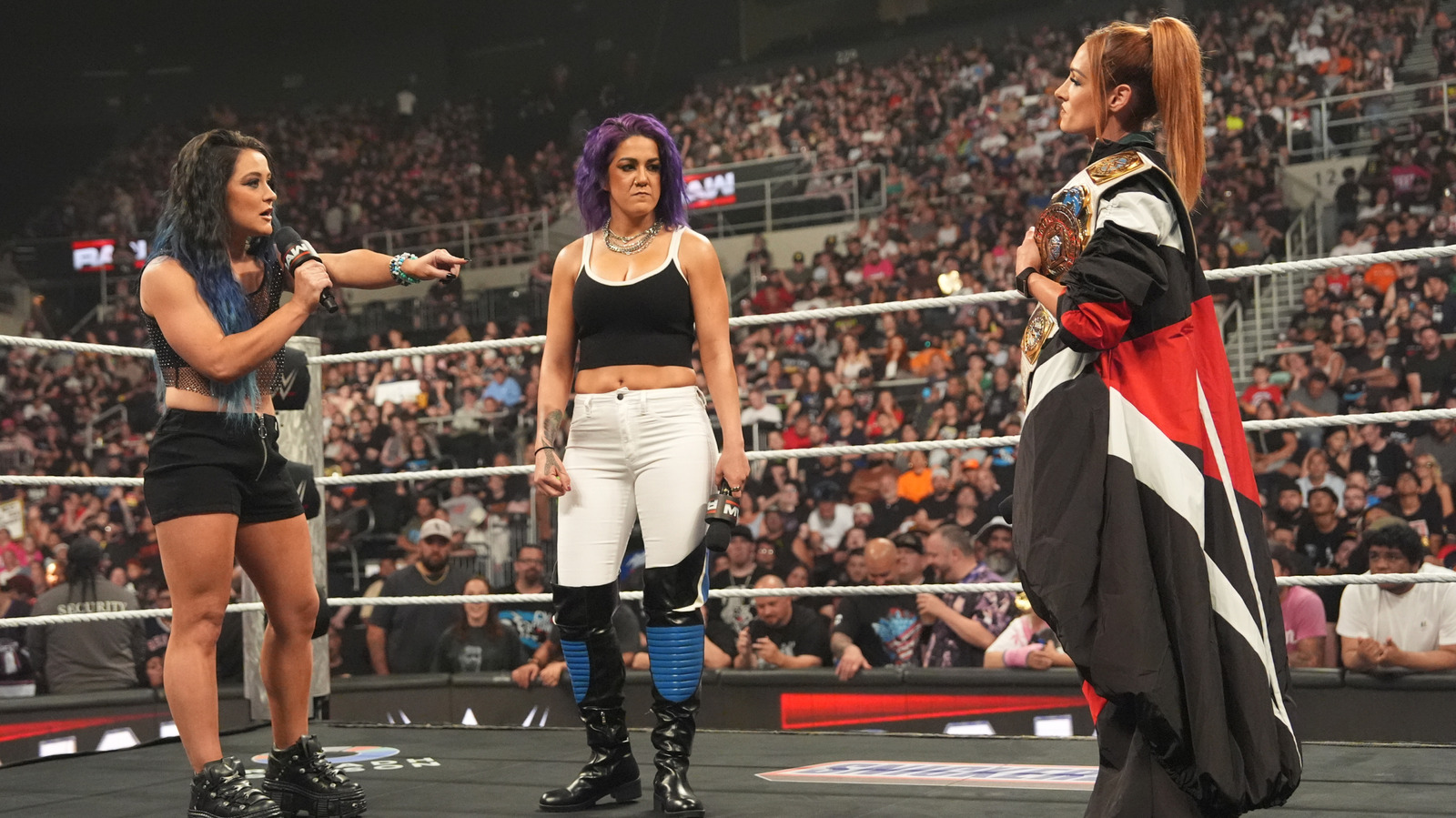Becky Lynch Cost Bayley y Lyra Valkyria improvisada el título de título de la etiqueta femenina en Raw