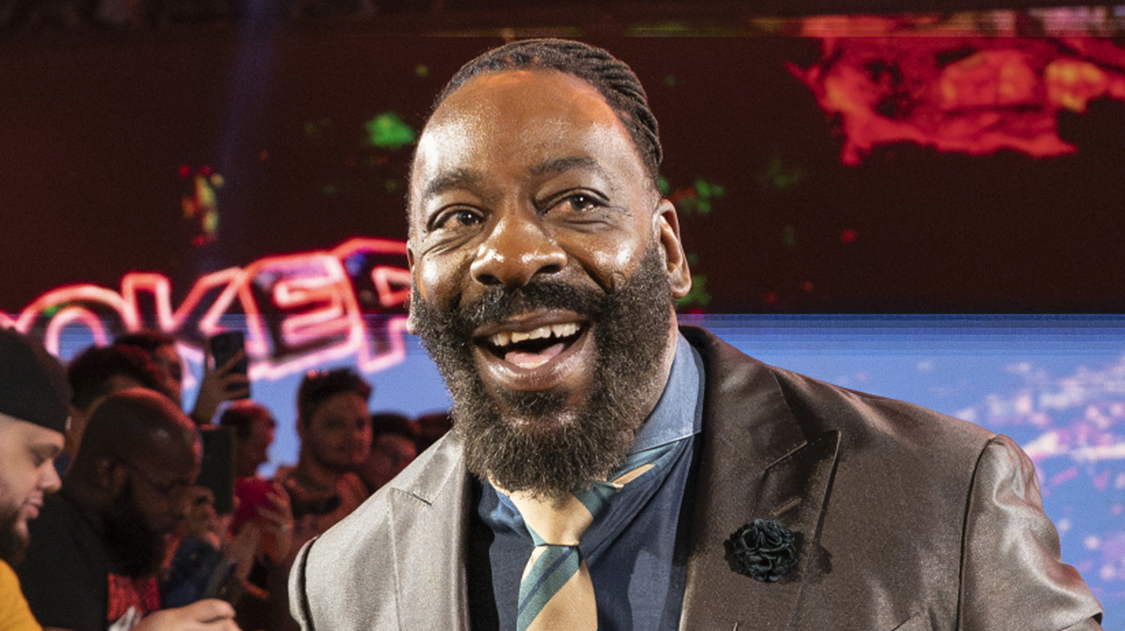 Booker T direcciona luchadores, jóvenes y viejos, quejándose del partido de Goldberg WWE Snme