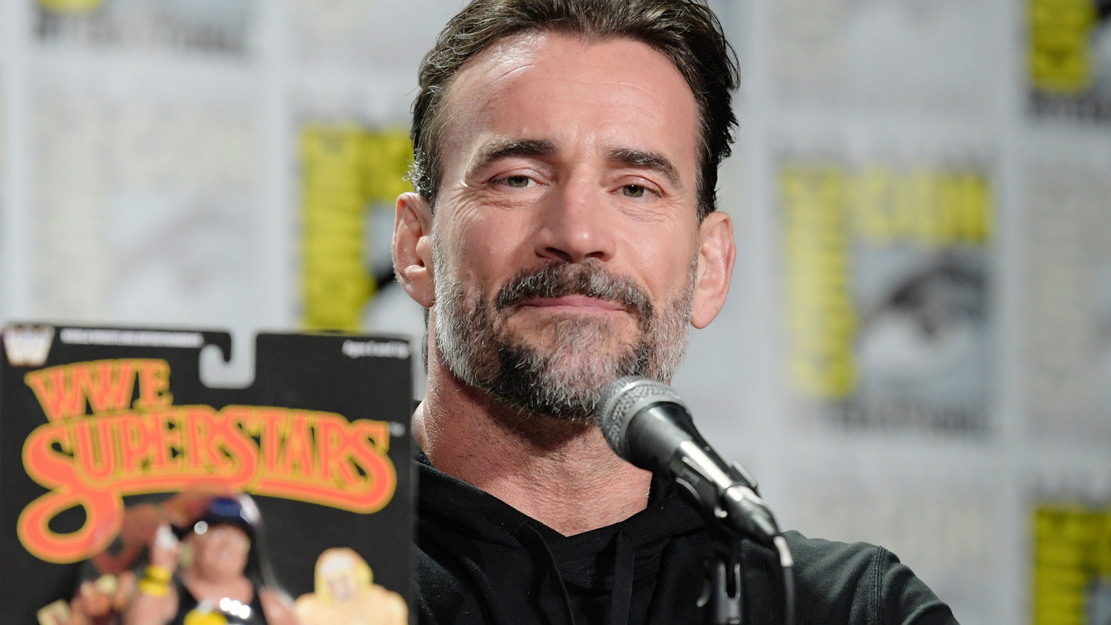 CM Punk detalla cómo WWE Unreal es contradictorio para el trabajo de su vida