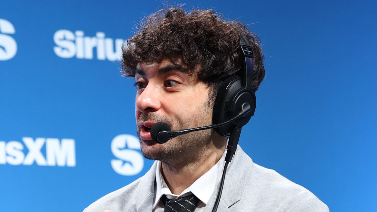 CMLL Star muestra la máscara personalizada Dynamite 300 para celebrar un hito aw