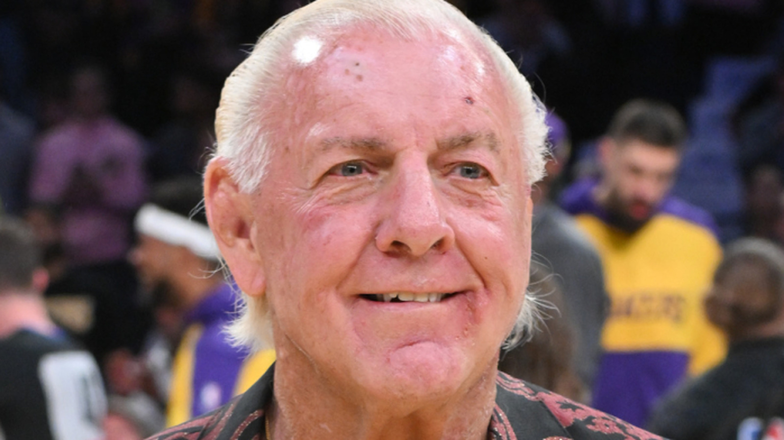 El Salón de la Fama de la WWE, Ric Flair, tiene una reacción llorosa a la muerte de Hulk Hogan