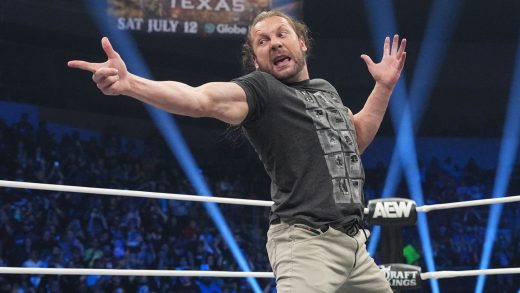 El campeón internacional AEW Kenny Omega se dirige a los fanáticos después de que Dynamite 300 salga del aire