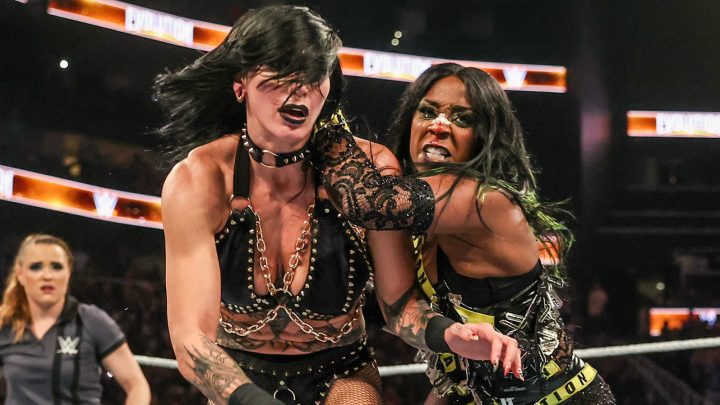 El nuevo campeón del mundo femenino de la WWE, Naomi, se burla de Rhea Ripley después de la evolución de Cash-In