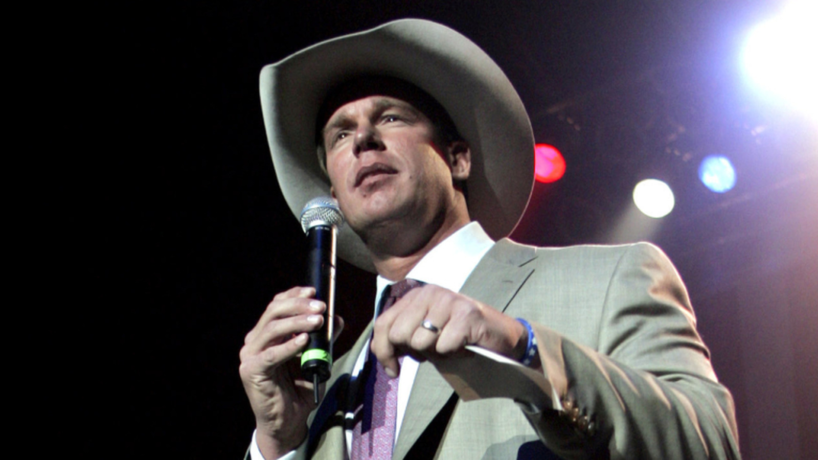 JBL mira hacia atrás en la WWE detrás del escenario entre Goldberg y Chris Jericho