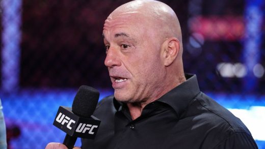 Joe Rogan sentado en la pelea de jubilación de Dustin Poirier, el equipo de transmisión UFC 318 completo reveló