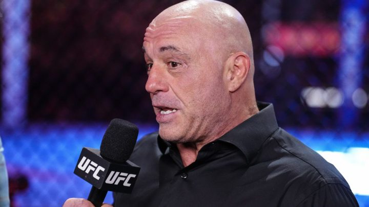 Joe Rogan sentado en la pelea de jubilación de Dustin Poirier, el equipo de transmisión UFC 318 completo reveló