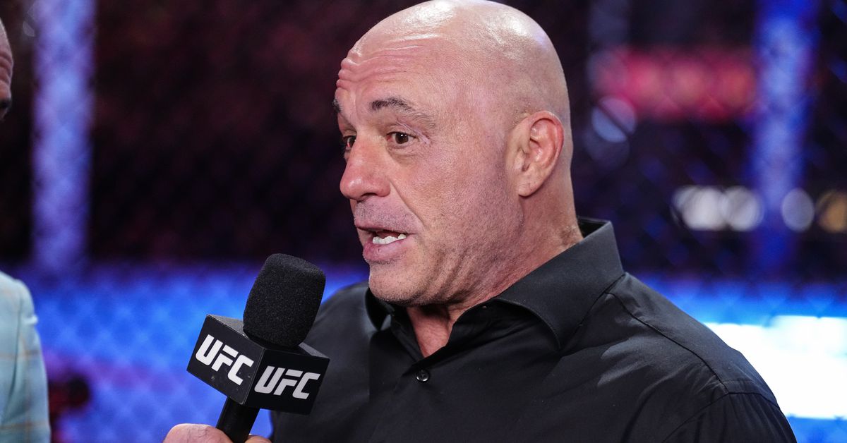 Joe Rogan sentado en la pelea de jubilación de Dustin Poirier, el equipo de transmisión UFC 318 completo reveló