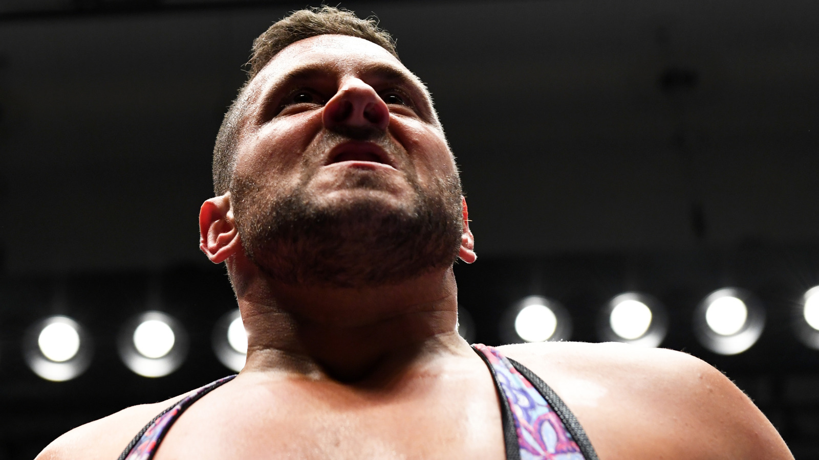 Jon Moxley Bloodies Colt Cabana en su primera aparición en TV AEW en casi tres años