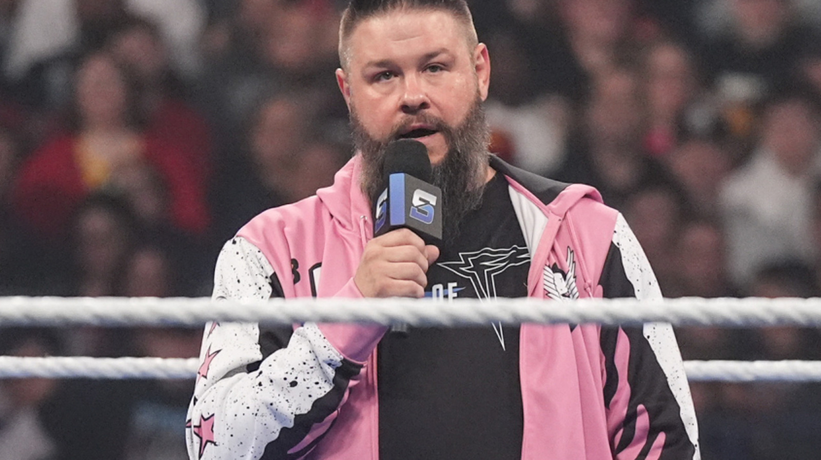 Kevin Owens de WWE se abre sobre un trauma compartido con Cathy Kelly durante el viaje saudí