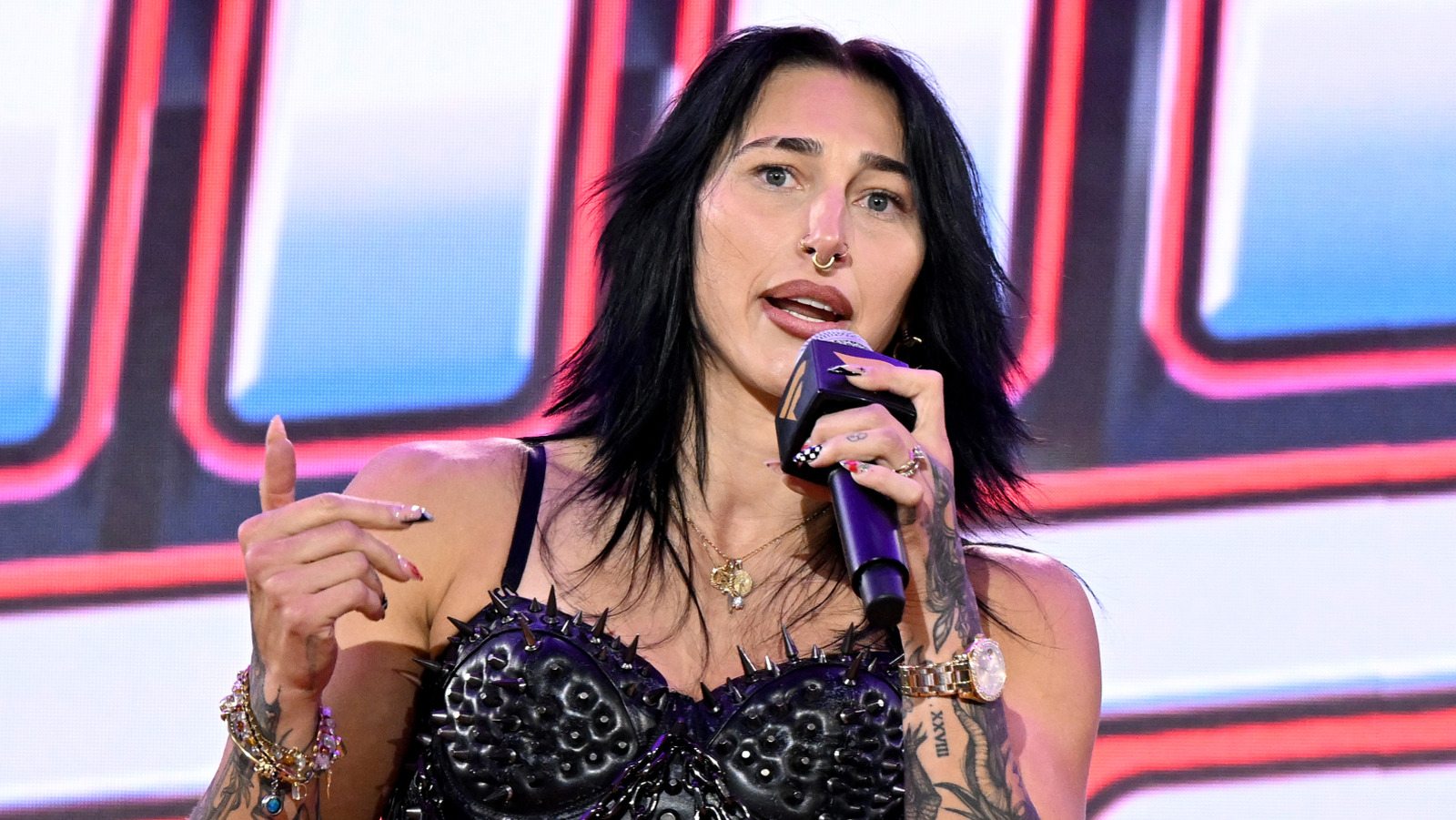 La estrella de la WWE Rhea Ripley dibuja la línea con los fanáticos, a la respuesta mixta